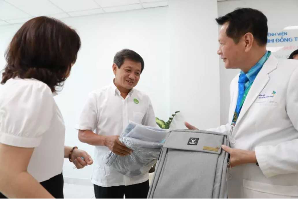 Ông[-]Đoàn[-]Ngọc[-]Hải[-]đưa[-]2[-]bà[-]cháu[-]neo[-]đơn[-]về[-]xứ[-]dừa[-]Bến[-]Tre[-]sau[-]chuyến[-]rong[-]ruổi[-]Bắc-Nam